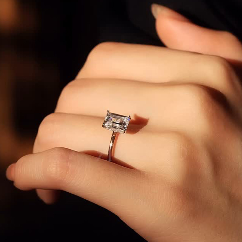 ORRO Destinée 4 Pronged Emerald Cut Ring (3.58ct)